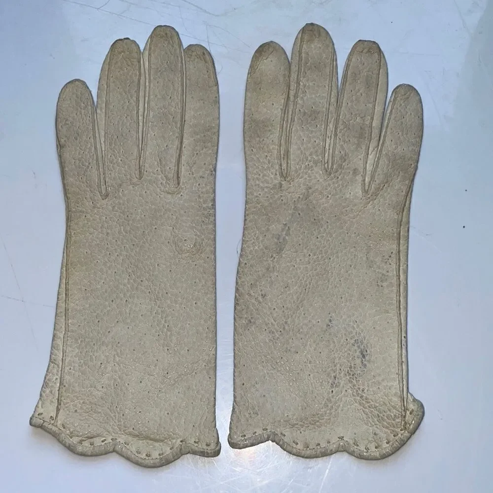 Vtg‎ 50s/60s light gray pebbled Leather gloves with scalloped hems at wrist